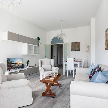 Lungarno Elegant Apartment With Panoramic Balcony Pisa Luaran gambar